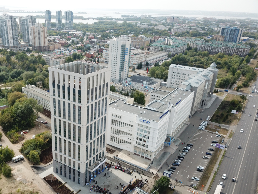 Кампус с двумя новыми общежитиями на территории.JPG