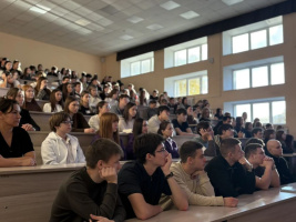Первокурсники КГЭУ встретились с сыном Героя Советского Союза Михаила Девятаева